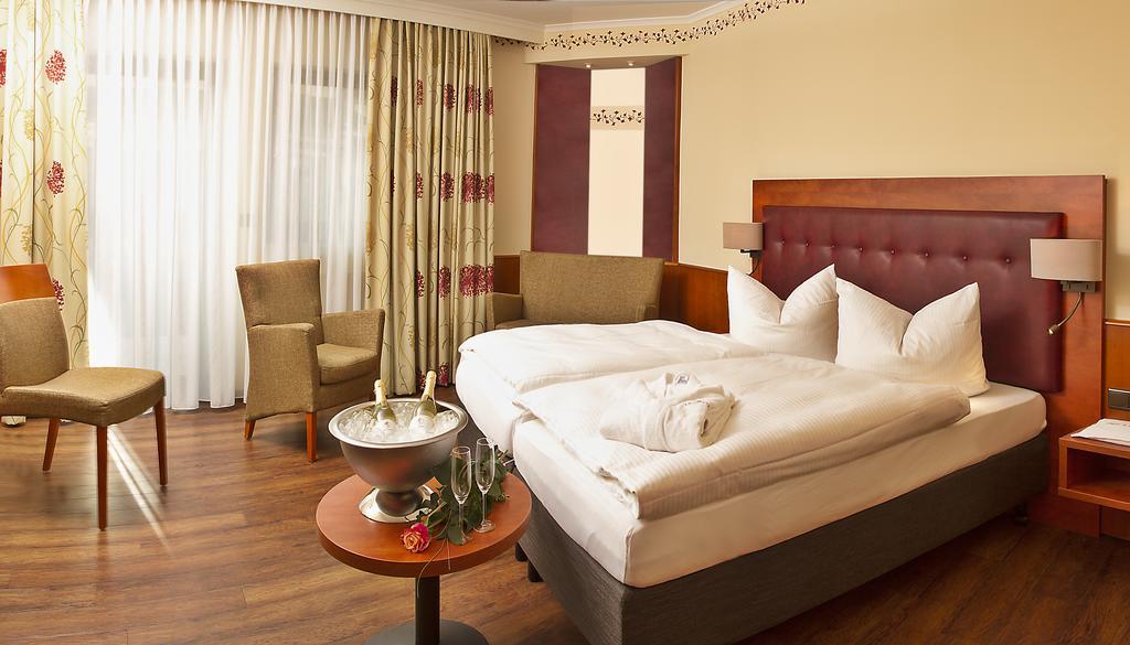 Gasthof - Hotel Zum Loewen Schwabthal エクステリア 写真